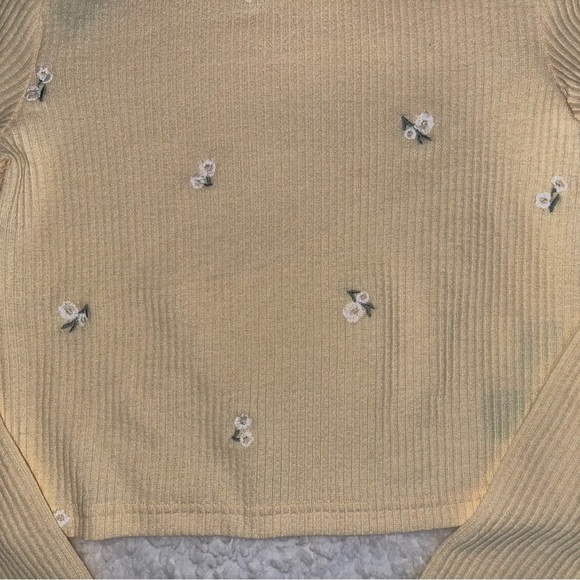 Cropped Floral Long Sleeve - Picture 2 of 3